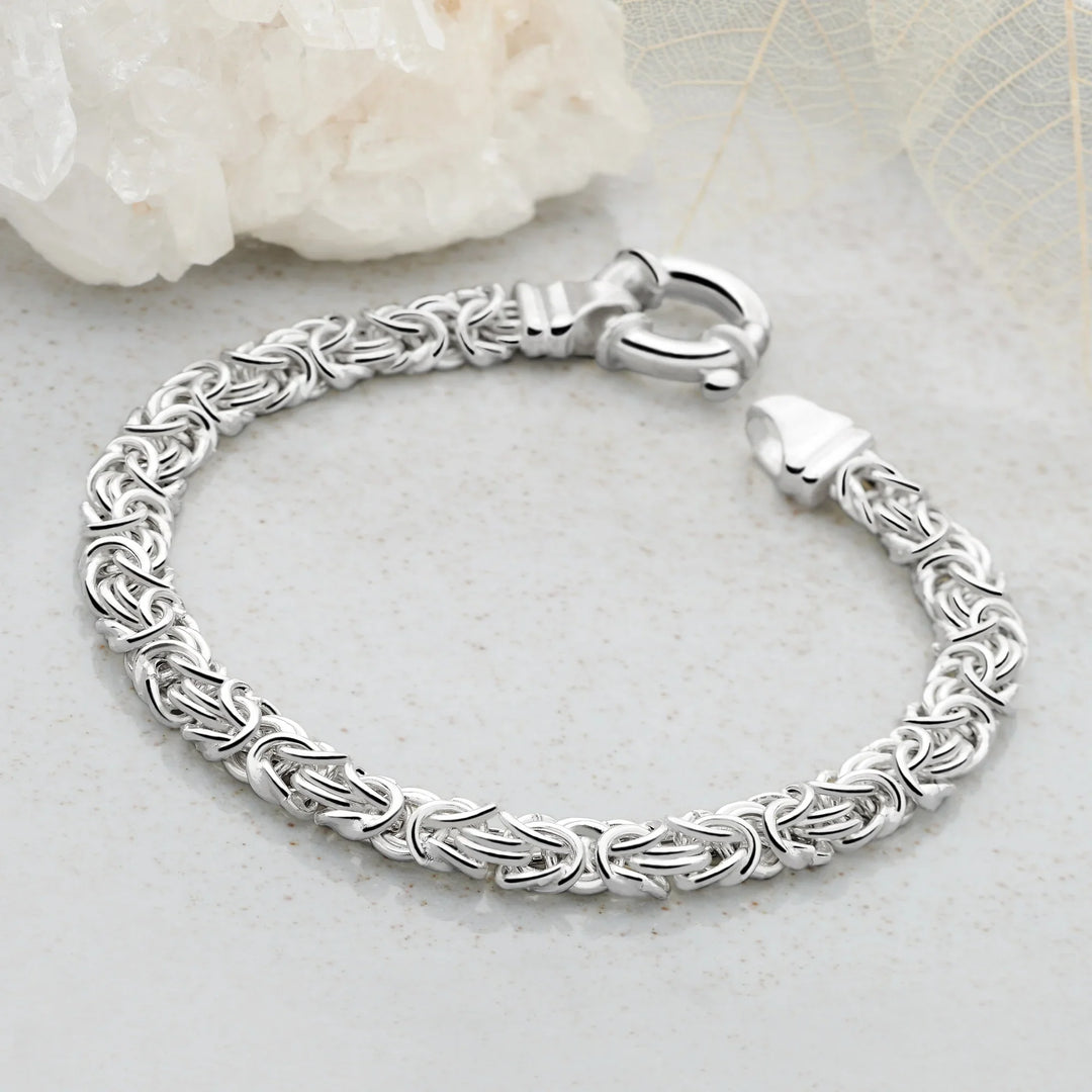 Bologna bracelet is gorgeous with links tightly entwined. The stylish clasp is Italian design, all made in high quality sterling silver.

Available in two lengths 19cm & 21cm