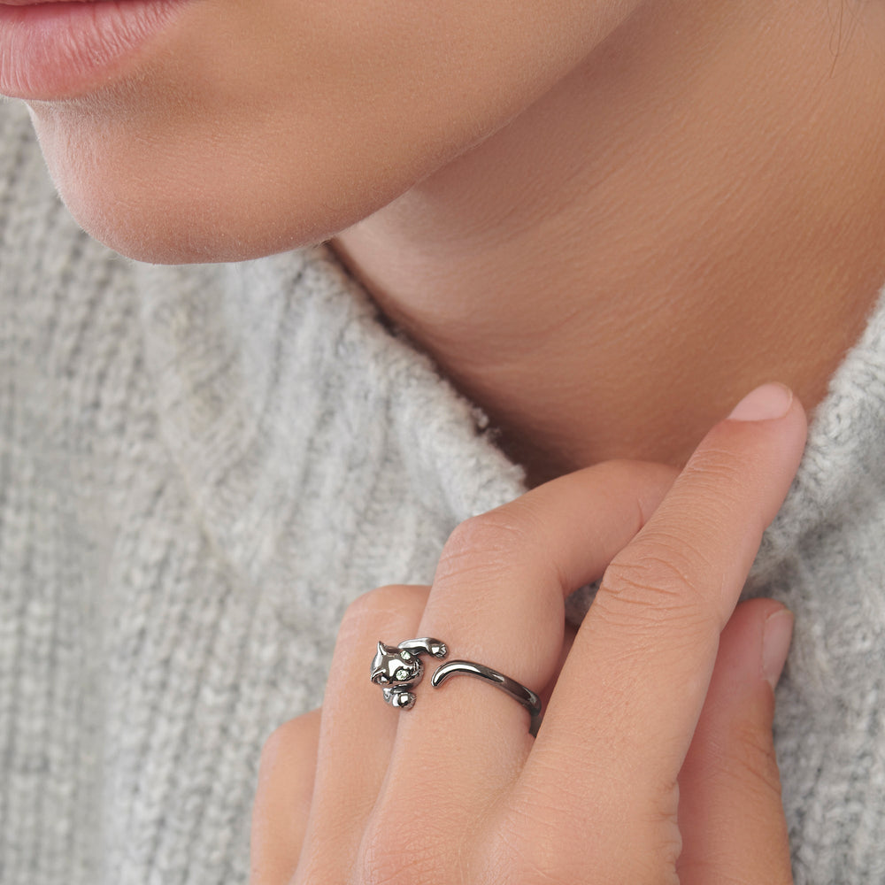 925 sterling silver cat in black rhodium plate with faceted green cubic zirconia eyes ring on female model. 