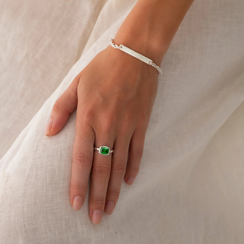 An elegant emerald-green cubic zirconia ring with a faceted finish set in a high polish 925 sterling silver band.